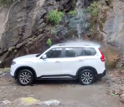 Coche que resiste una cascada