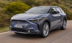 Al volante del primer coche eléctrico de Subaru, un SUV para toda la familia 