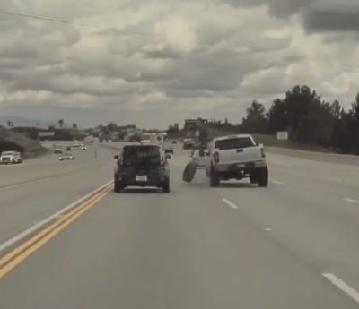 Un kia impacta contra una llanta