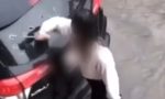 Por qué esta mujer destroza el cristal de un coche con un punzón