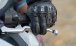 El uso obligatorio de guantes y airbag en la moto, a debate