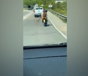 Chica haciendo TikTok