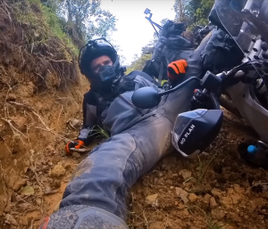 Charly Sinewan cae por el barro