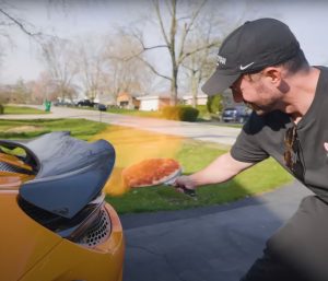 Repartiendo pizza en un Bugatti