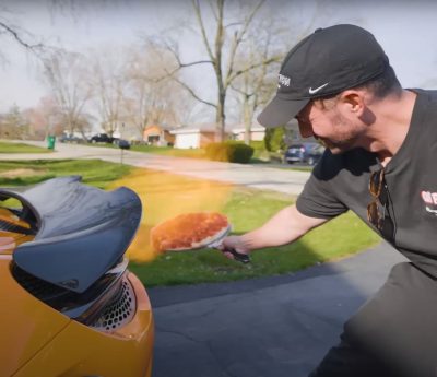 Repartiendo pizza en un Bugatti