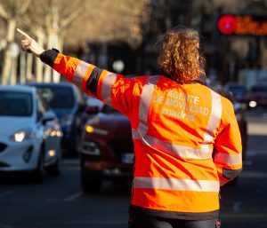 Agentes de movilidad controlando el tráfico