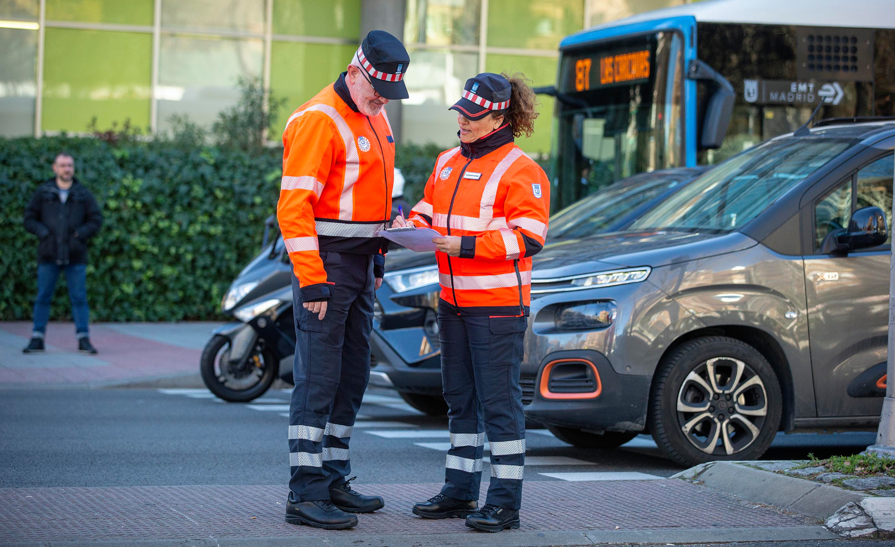Agentes de movilidad controlando el tráfico