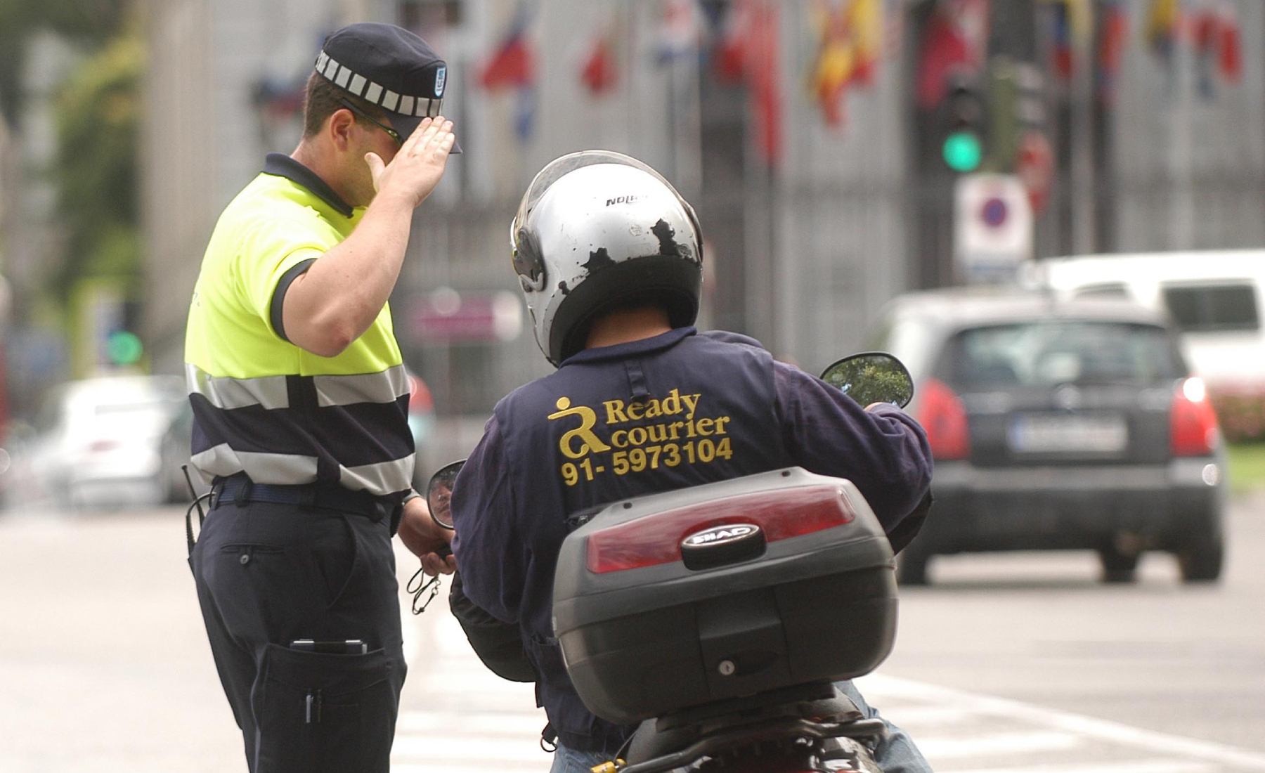 Agentes de movilidad controlando el tráfico