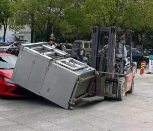 Un Ferrari F8 es aplastado por un horno