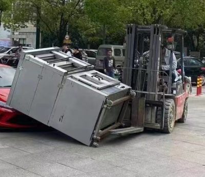Un Ferrari F8 es aplastado por un horno