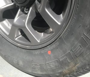 neumático punto rojo