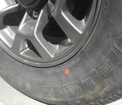 neumático punto rojo