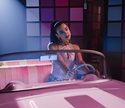 Dua Lipa en el videoclip 'Dance The Night' para 'Barbie'.