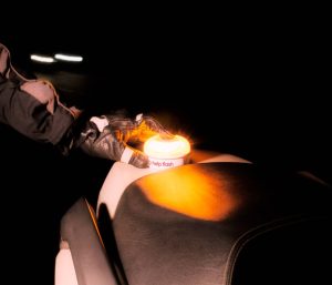 Las balizas luminosas V-16 para motos proporcionan mayor seguridad en caso de avería o accidente.