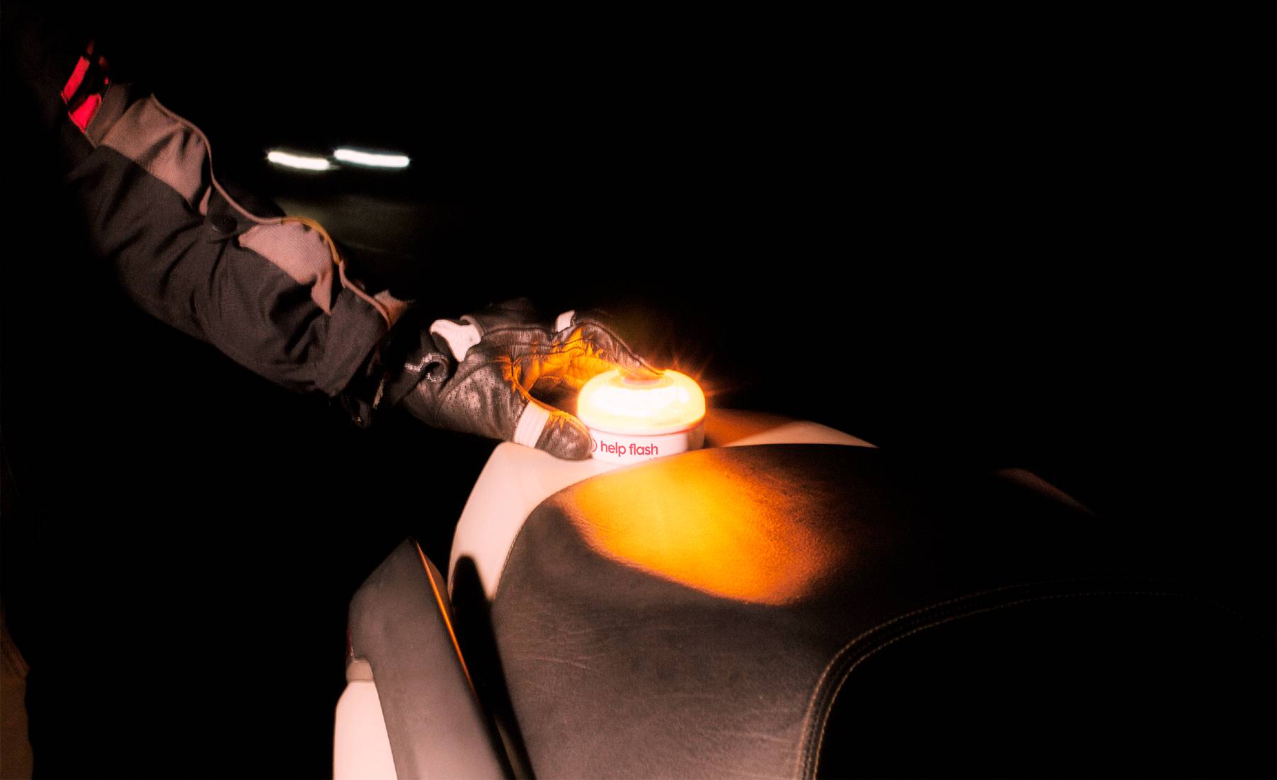 Las balizas luminosas V-16 para motos proporcionan mayor seguridad en caso de avería o accidente.