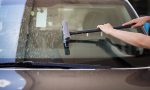 Cómo quitar las manchas de mosquitos del coche en pocos minutos