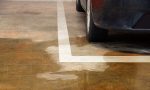 ¿Qué pasa si un conductor encuentra un coche aparcado en su plaza de garaje?: esto dice la ley