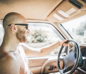 conducir sin camiseta