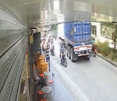 Carga camión motorista