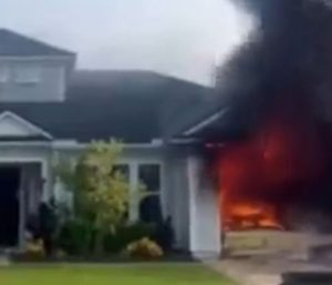 Coche eléctrico ardiendo