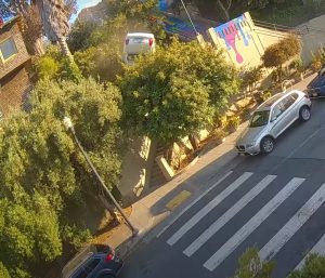 Coche volando por los aires