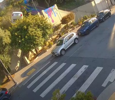 Coche volando por los aires