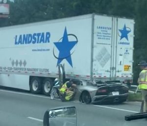 Lamborghini bajo un camión