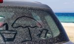 Trucos fáciles y eficaces para afrontar el reto del verano: quitar la arena del coche sin rayar la pintura