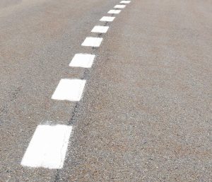 Señal discontinua carretera