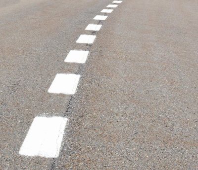 Señal discontinua carretera