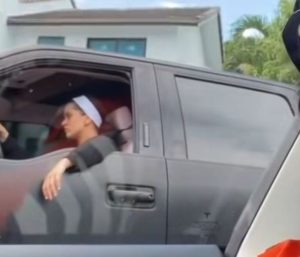 Rosalía, vista por primera vez tras su ruptura conduciendo por las calles de Miami.