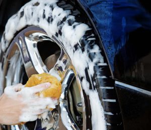 limpiar llantas coche