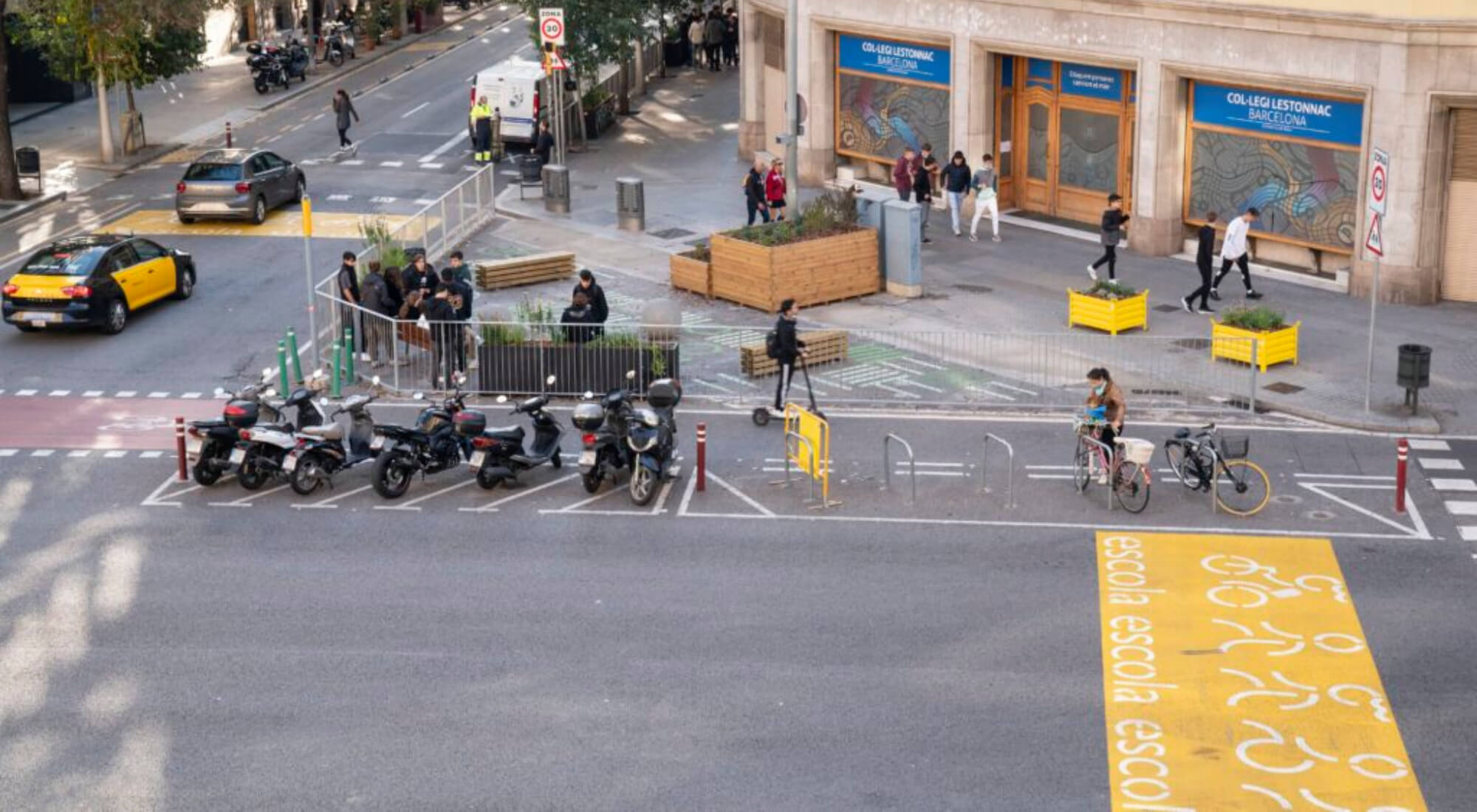 Por inesperado que parezca, los radares también tienen vacaciones: al menos 12 de los que vigilan las calles de Barcelona. Durante el mes de agosto no sancionarán los excesos de velocidad, pero ¿qué pasará en septiembre? Volverán a la acción y lo harán con refuerzos. Fue en enero cuando Barcelona estrenó 17 nuevos radares de punto en sus calles. De ellos, cinco fueron ubicados en zonas de alta siniestralidad y los otros 12, en entornos escolares. Zonas que forman parte de los 33 tramos de la red básica, donde la velocidad máxima es de 30 km/h.
<div class="articulos-relacionados derecha clear">
<p class="articulos-relacionados__titulo">Más información</p>
<ul>
<li>
<a href="https://motor.papallones.net/actualidad/la-multa-de-velocidad-mas-alta-jamas-registrada-en-el-mundo/">
<img src="https://motor.papallones.net/wp-content/uploads/2023/04/radar-01-150x90.jpg" loading="lazy" alt="La multa de velocidad más alta jamás registrada en el mundo" width="150" height="90" />La multa de velocidad más alta jamás registrada en el mundo </a>
</li>
<li>
<a href="https://motor.papallones.net/conducir/ni-arte-ni-vandalismo-las-nuevas-lineas-que-llegan-para-evitar-excesos-de-velocidad/">
<img src="https://motor.papallones.net/wp-content/uploads/2019/04/senal-de-velocidad70-150x90.jpg" loading="lazy" alt="Ni arte, ni vandalismo: nuevas líneas en el asfalto para evitar excesos de velocidad" width="150" height="90" />Ni arte, ni vandalismo: nuevas líneas en el asfalto para evitar excesos de velocidad </a>
</li>
</ul>
</div><!-- / .articulos-relacionados -->
H2 Los conductores de la Ciudad Condal no tardaron en comprobar que esos 12 cinemómetros estaban activos las 24 horas del día y todos los días de la semana. Esto llevó a varios grupos políticos a solicitar al ayuntamiento que apagaran los radares fuera del horario lectivo, los fines de semana y los meses en los que no hay clase. Aseguraban que las señales instaladas ya eran suficientes para generar un efecto disuasorio en los conductores y que su permanente actividad tenía afán recaudatorio. El Ayuntamiento de Barcelona se negó porque consideraron que la medida sería contraproducente para la seguridad de los eternos escolares. FOTO Radares que no multan en agosto Ahora, tras las elecciones de finales de mayo, las cosas han cambiado. Jaume Collboni, el nuevo alcalde de la Ciudad Condal, ha dado luz verde a aquella petición y, desde el 1 de agosto, esos 12 radares de Barcelona dejarán de multar. No para siempre: únicamente durante el citado mes y solamente esos dispositivos, que están ubicados en los entornos escolares. Zonas en las que, tal y como establecen las nuevas señales, el límite de velocidad pasa de 30 a 50 km/h. FOTO ¿Y en septiembre? En septiembre comenzará un nuevo curso escolar y con él, se recuperará cierta normalidad en los entornos escolares. Los 12 radares ubicados en ellos volverán a funcionar, pero no siempre: sólo de 7:00 a 22:00 horas, cuando la velocidad máxima pasará a ser de 30 km/h, y de lunes a sábado. De 22:00 a 7:00 horas, los domingos y los días festivos será de 50 km/h. Radares pedagógicos para Barcelona Esta no será la única novedad en lo relacionado con el control de la velocidad en Barcelona. En otoño, llegarán 28 radares pedagógicos que fueron instalados el pasado mes de julio en calles cercanas, también, a entornos escolares. En estos tramos, la velocidad máxima será de 50 km/h durante el horario lectivo: eso sí, habrá tres puntos de 30 km/h. Los dispositivos no multarán, se limitarán a informar a los conductores de su velocidad usando sus paneles luminosos para concienciarles.