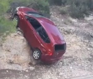 Coche cae por un barranco