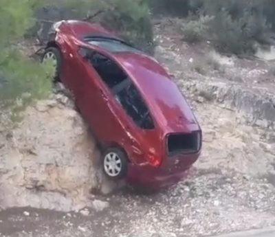 Coche cae por un barranco