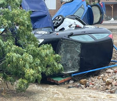 Coches destrozados por la Dana