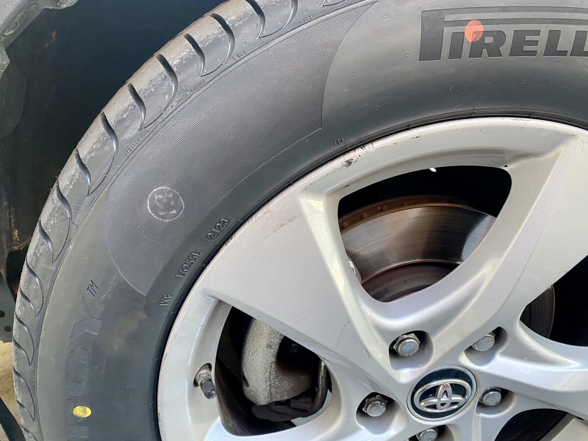 neumático punto rojo