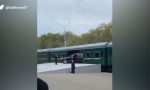 La curiosa manera de transportar la limusina de lujo de Kim Jong Un