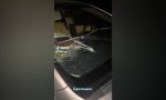 Le arrojan una lanza al parabrisas del coche y el resultado es angustioso