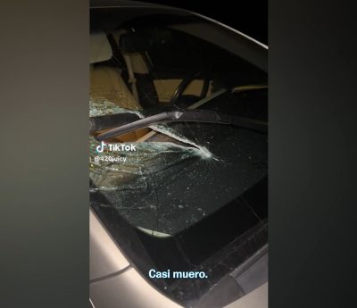 Le arrojan una lanza