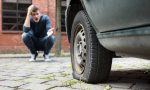 ¿Por qué los coches no llevan rueda de repuesto? Así se usa el kit antipinchazos