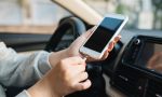 ¿Por qué es un error cargar el móvil en el coche?