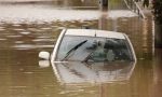 ¿Cómo se puede salir de un coche que se hunde en el agua?