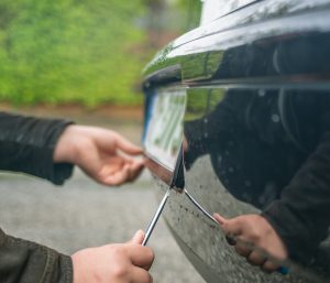cómo colocar matrícula coche