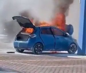 Coche eléctrico en llamas