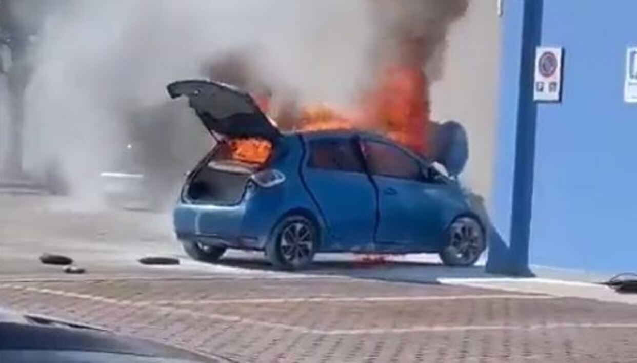 Coche eléctrico en llamas