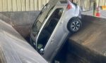 Una mujer cae con su coche en una prensa compactadora de basura