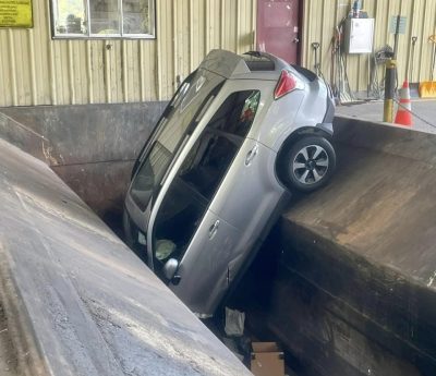 Una mujer cae con su coche en una prensa compactadora de basura.