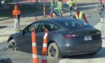 Un Tesla haciendo el ridículo: se atasca en el cemento y el trabajador sólo mira y graba
