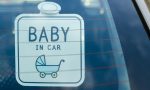 Las pegatinas que no se pueden llevar en el coche: estas son las prohibiciones y las multas